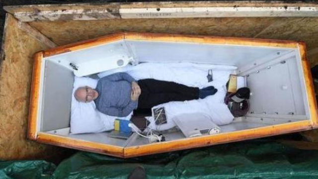 梦见空棺材砸头，潜意识中的警示与转变预兆