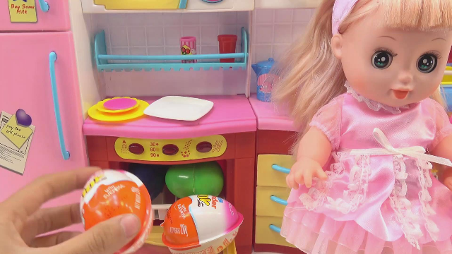 芭比娃娃厨房消毒柜和奇趣蛋玩具,婴幼儿宝宝过家家游戏视频