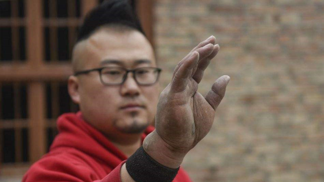铁砂掌!他手掌7厘米厚 称一年劈15吨大理石