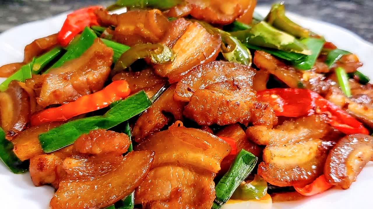 "回锅肉"最正宗的家常做法,香辣下饭好吃不腻,看着都流口水了