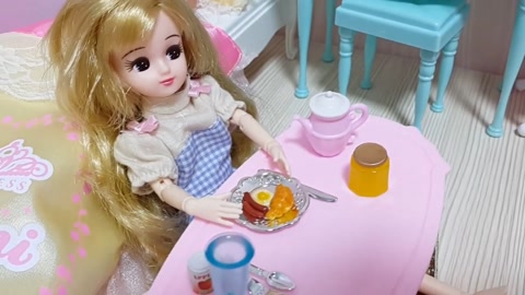 芭比娃娃在吃早餐,芭比娃娃玩具过家家,芭比洋娃娃打扮化妆
