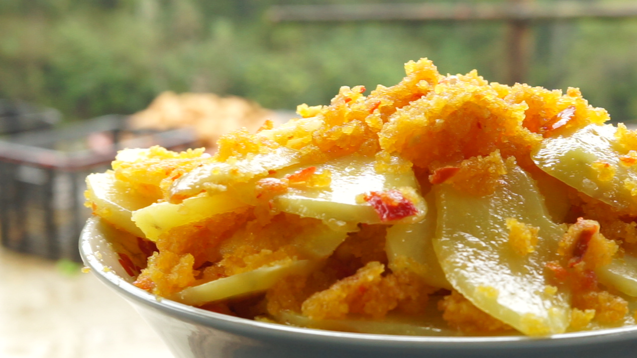 湖北恩施土家美食,榨广椒炒洋芋片,你有多久没吃了