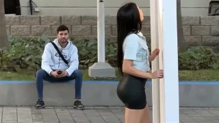 就这么看着她消失了，路人的反应亮了